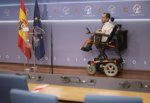 El portavoz de Unidas Podemos en el Congreso, Pablo Echenique interviene en una rueda de prensa anterior a una Junta de Portavoces, a 18 de mayo de 2021, en el Congreso de los Diputados, Madrid, (España).