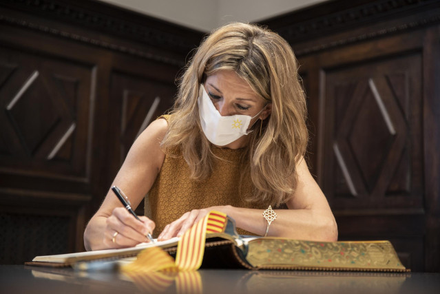 La vicepresidenta tercera del Gobierno y ministra de Trabajo y Economía Social, Yolanda Díaz, durante su visita al Ayuntamiento de València.