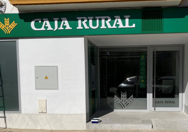 Archivo - Fachada de la oficina de la Caja Rural en Palos de la Frontera.