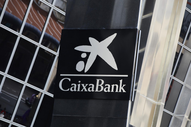 Archivo - El logo de Caixabank tras la sustitución por el de Bankia en las inmediaciones de las torres Kio, en Madrid (España).