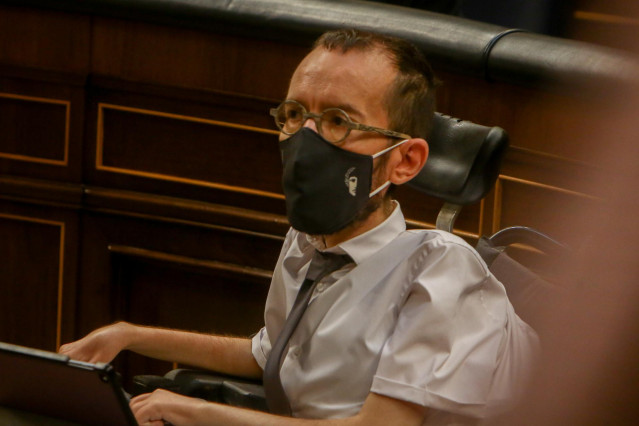 El portavoz de Unidas Podemos en el Congreso, Pablo Echenique, a su llegada a una sesión de control en el Congreso de los Diputados, a 12 de mayo de 2021, en Madrid, (España).