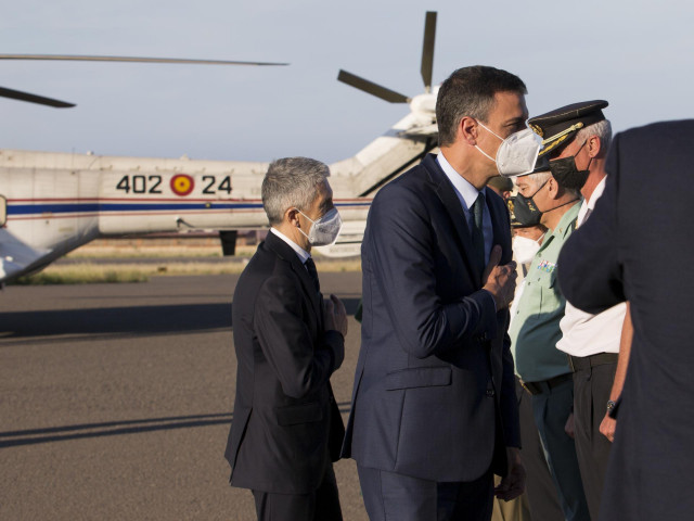 El presidente del Gobierno, Pedro Sánchez (3d), y el ministro del Interior, Fernando Grande-Marlaska (i), a su llegada al Aeropuerto de Melilla, a 18 de mayo de 2021, en Melilla (España).