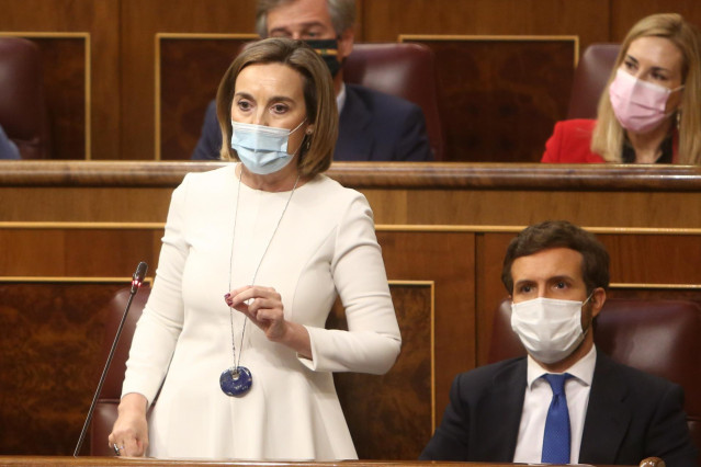 La portavoz del PP en el Congreso, Cuca Gamarra, interviene en una sesión de control en el Congreso de los Diputados.