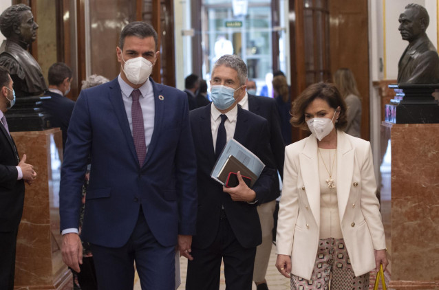 El ministro del Interior, Fernando Grande-Marlaska, llega al Congreso junto al presidente Pedro Sánchez y la vicepresidenta Carmen Calvo