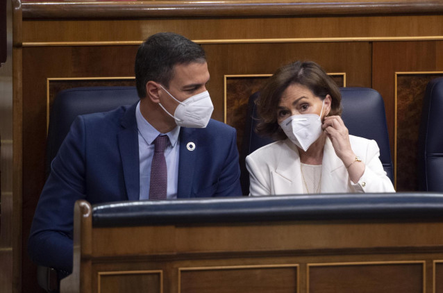 El presidente del Gobierno, Pedro Sánchez, conversa con la vicepresidenta Carmen Calvo