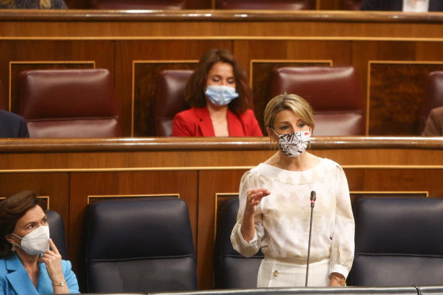 La vicepresidenta tercera y ministra de Trabajo y Economía, Yolanda Díaz, interviene en una sesión de control en el Congreso de los Diputados, a 12 de mayo de 2021, en Madrid, (España). Durante el pleno el Ejecutivo se enfrentará a las preguntas de la opo
