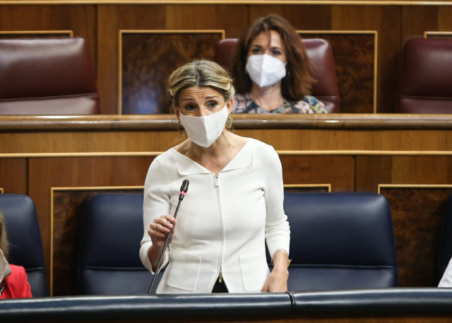 La vicepresidenta de Trabajo y Economía Social, Yolanda Díaz, responde a una pregunta en la sesión de control al Gobierno en el Congreso
