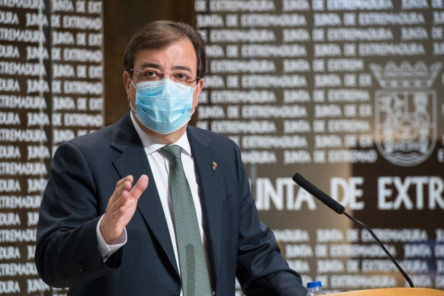 Archivo - Imagen de archivo del presidente de la Junta de Extremadura, Guillermo Fernández Vara, en rueda de prensa