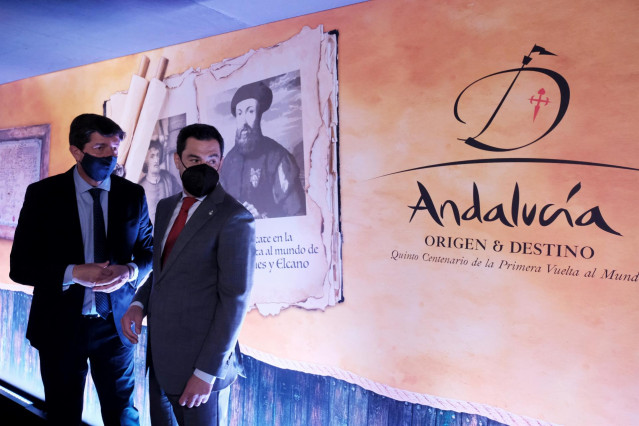 El vicepresidente de la Junta de Andalucía, Juan Marín (i), y el presidente, Juanma Moreno (d), este miércoles en Fitur.