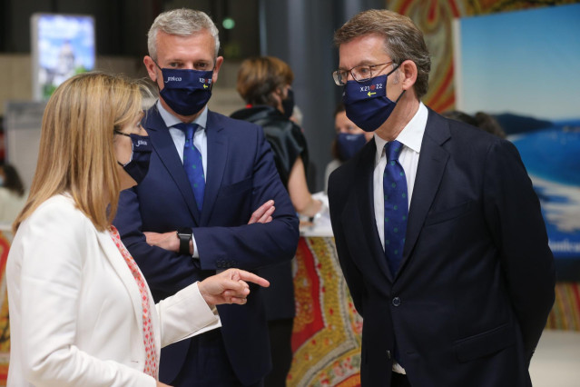 El presidente de la Xunta de Galicia, Alberto Núñez Feijóo (d), y la a vicepresidenta segunda del Congreso y vicesecretaria de Política Social del PP, Ana Pastor (i), durante la inauguración de Fitur 2021, a 19 de mayo de 2021, en IFEMA, Madrid, (España).