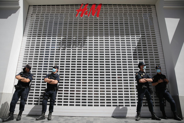 Varios policías nacionales frente a una tienda de H&M, durante los paros parciales de dos horas por turno convocados en todas las tiendas de Madrid, a 14 de mayo de 2021, en Madrid (España). El pasado 6 de abril  H&M planteó su intención de iniciar un exp