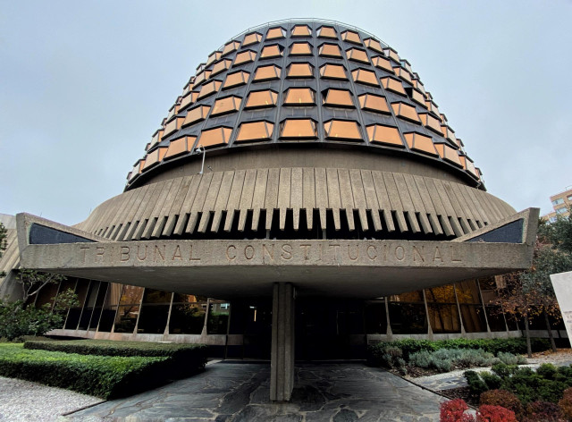 Archivo - Fachada y entrada al edificio del Tribunal Constitucional