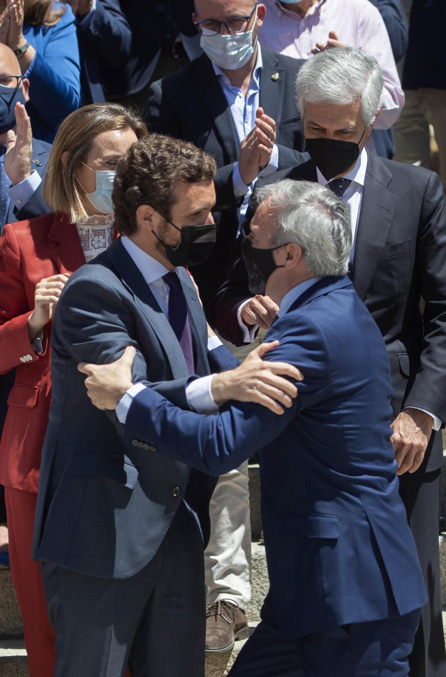 El líder del PP, Pablo Casado, saluda alcaldes, portavoces de ayuntamientos y presidentes de la Diputación del Partido Popular en una concentración a las puertas del Congreso de los Diputados, a 19 de mayo de 2021, en Madrid (España).
