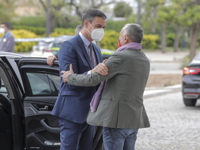 El presidente del Gobierno, Pedro Sánchez (i), conversa con el Secretario General de UGT, Pepe Álvarez, a su llegada al segundo día del 43 Congreso Confederal de la Unión General de Trabajadores (UGT)