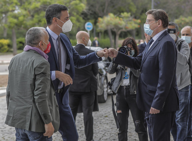 (I-D) El Secretario General de UGT, Pepe Álvarez; el presidente del Gobierno, Pedro Sánchez; y el president de la Generalitat, Ximo Puig, se saludan a su llegada al segundo día del 43 Congreso Confederal de la Unión General de Trabajadores (UGT).