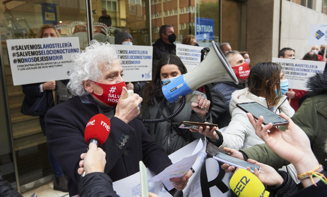 Archivo - El presidente de la Asociación Empresarial de Hostelería de Cantabria (AEHC), Ángel Cuevas, interviene durante un acto simbólico de protesta frente a la Consejería de Sanidad