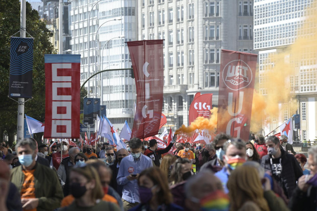 Archivo - Decenas de personas con banderas de sindicatos y humo durante una manifestación convocada por varios sindicatos