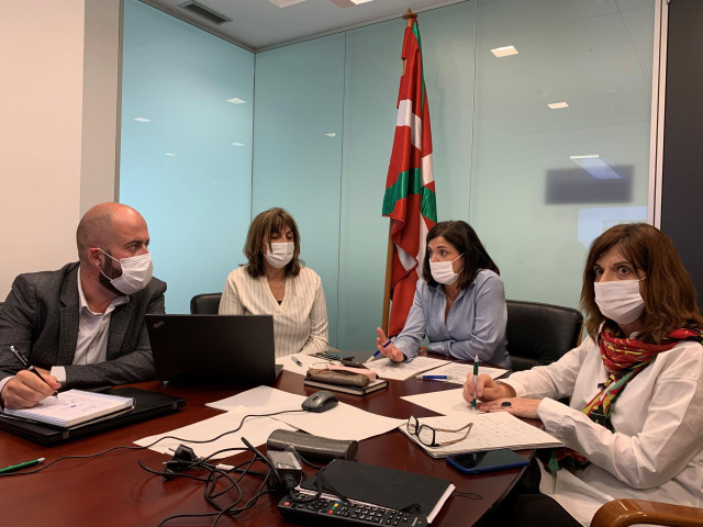 La consejera de Igualdad, Justicia y Políticas Sociales, Beatriz Artolazabal, acompañada por la viceconsejera de Políticas Sociales, Lide Amilibia; el director de Migración y Asilo, Xabier Legarreta; y la directora de Familias e Infancia,Irune Muguruza