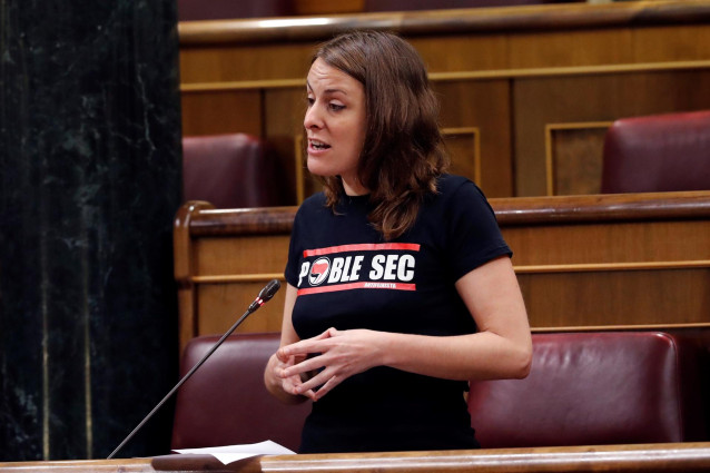 Archivo - La diputada de la CUP Mireia Vehí, en su escaño en el Congreso.