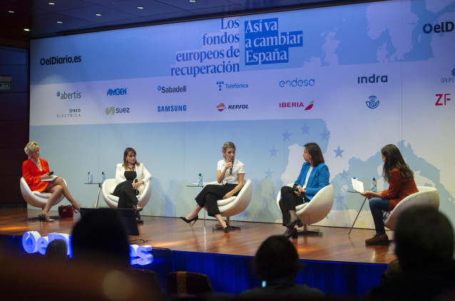 (I-D) La abogada socia del despacho Sagardoy Abogados, María Jesús Rivera; la directora de RRHH en Telefónica, Marta Machicot; la vicepresidenta tercera y ministra de Trabajo y Economía Social, Yolanda Díaz; la presidenta de la Fundación Woman’s Wellingto