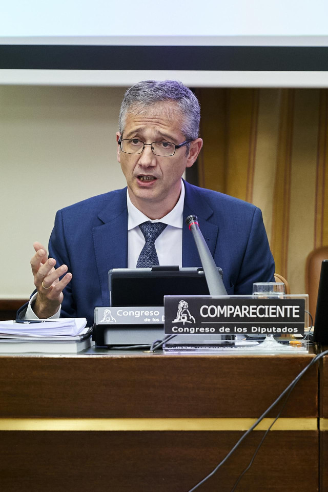 El gobernador del Banco de España, Pablo Hernández de Cos interviene en la Comisión de Asuntos Económicos y Transformación Digital en la sala Cánovas del Congreso de los Diputados, a 19 de mayo de 2021, en Madrid (España).