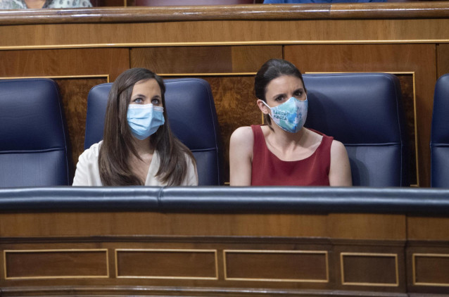 La ministra de Derechos Sociales y Agenda 2030, Ione Belarra (i), y la ministra de Igualdad, Irene Montero, en una sesión plenaria en el Congreso de los Diputados, a 20 de mayo de 2021, en Madrid, (España). Durante esta sesión se debate, entre otras cuest
