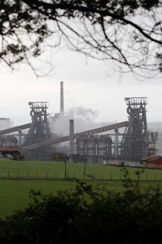 Archivo - Vista de la fábrica de acero de ArcelorMittal en Gijón, Asturias (España)
