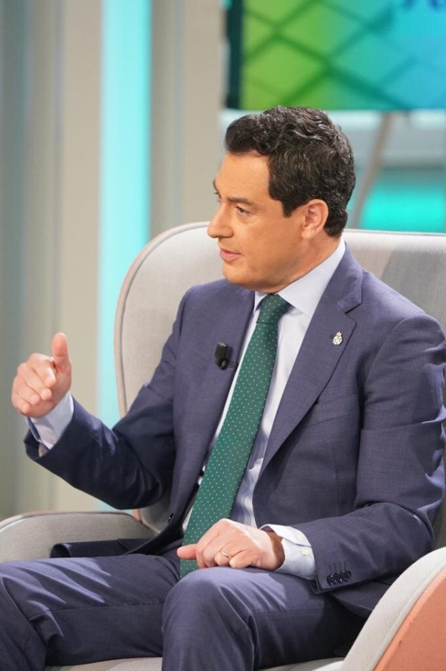 Juanma Moreno, este jueves, durante la entrevista