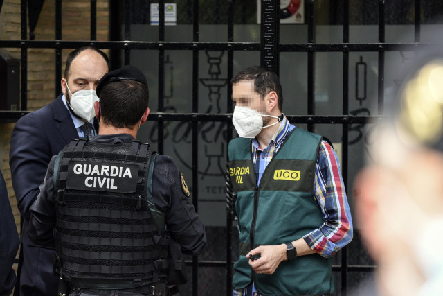 Un grupo de agentes de la Unidad Central Operativa de la Guardia Civil (UCO), durante un registro en el marco de la operación Azud