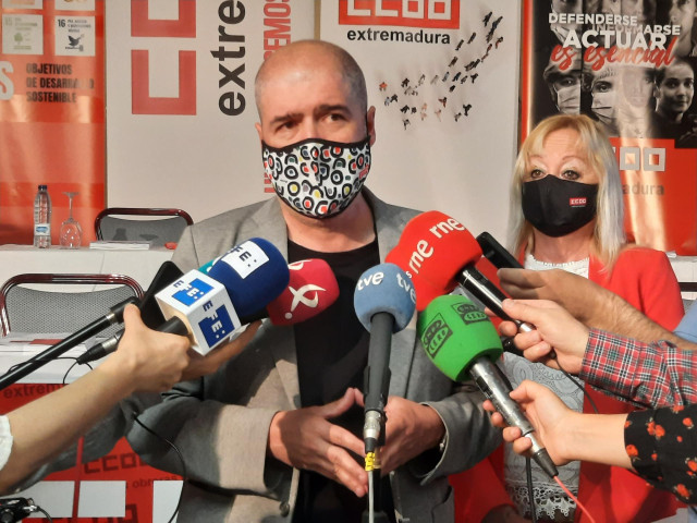 El secretario general de CCOO, Unai Sordo, en declaraciones a los medios junto a la secretaria general de CCOO de Extremadura, Encarna Chacón, con motivo de la celebración del XI Congreso Regional del sindicato en la comunidad