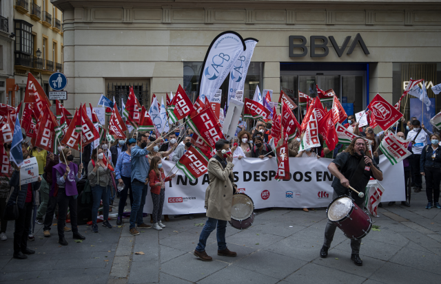 Trabajadores de BBVA se concentran ante una de las oficinas en contra de los despidos, a 10 de mayo de 2021, en Sevilla (Andalucía, España).