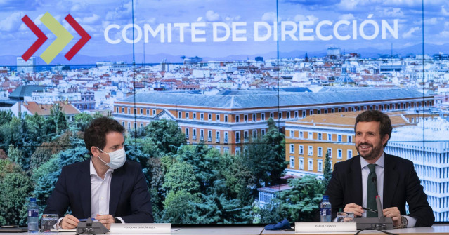 El secretario de Organización del PP, Teodoro García Egea (i) y el  presidente del Partido Popular, Pablo Casado (d) que preside la reunión del Comité de Dirección del PP en la sede de Génova, a 11 de mayo de 2021, en Madrid, (España).