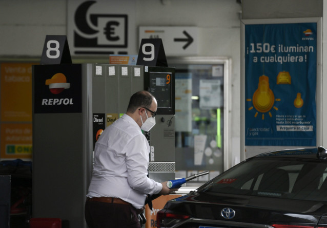 Archivo - Un hombre echa gasolina a su coche en una gasolinera.