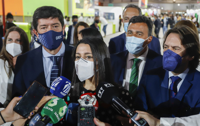 La presidenta de Ciudadanos, Inés Arrimadas, junto al vicepresidente de la Junta de Andalucía, Juan Marín, en la feria de turismo FITUR, en Madrid.