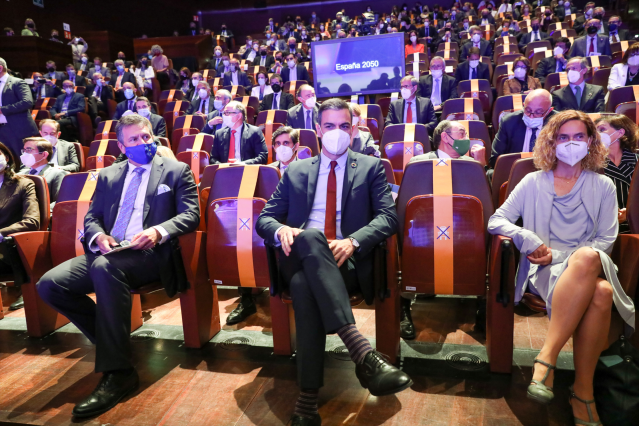 El presidente del Gobierno, Pedro Sánchez, el vicepresidente y comisario de Relaciones Interinstitucionales y Prospectiva de la UE, Maros Sefeovie y la presidenta del Congreso, Meritxell Batet durante la presentación del proyecto España 2050
