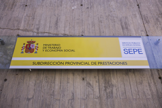 Archivo - Cartel de una oficina del SEPE el día en el que se han conocido los datos de paro de marzo, a 6 de abril de 2021.