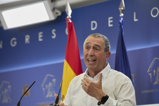 El portavoz de Compromís en el Congreso, Joan Baldoví, interviene en una rueda de prensa anterior a una Junta de Portavoces