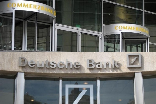 Archivo - Oficinas de Deutsche Bank y Commerzbank