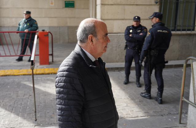 Archivo - El exconsejero de la Presidencia y exvicepresidente de la Junta de Andalucía, Gaspar Zarrías, llegando al juicio del caso ERE en la Audiencia Provincial a 19 de noviembre del 2019