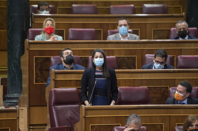 La líder de Cs, Inés Arrimadas, interviene en una sesión de control al Gobierno