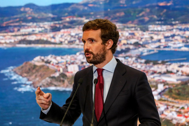 El presidente del PP, Pablo Casado, ofrece declaraciones a los medios desde el stand de Turismo de Ceuta, en Fitur 2021, a 20 de mayo de 2021, en Madrid (España). La Feria Internacional del Turismo, Fitur 2021 'Especial Recuperación Turismo', es la primer