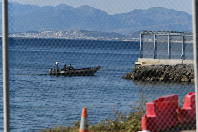 El Grupo Especial de Actividades Subacuáticas (GEAS) de la Guardia Civil traslada a jóvenes migrantes marroquíes a la playa del Tarajal