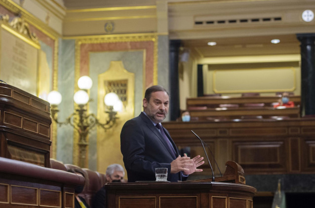 El ministro de Transportes, Movilidad y Agenda Urbana, José Luis Ábalos, interviene en una sesión de control al Gobierno en el Congreso