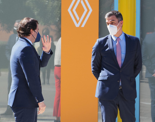 Archivo - El presidente del Gobierno, Pedro Sánchez (d), y el presidente de la Junta de Castilla y León, Alfonso Fernández Mañueco (i), antes de la presentación del Plan Estratégico de Renault, en la factoría de la compañía en Palencia, Castilla y León (E