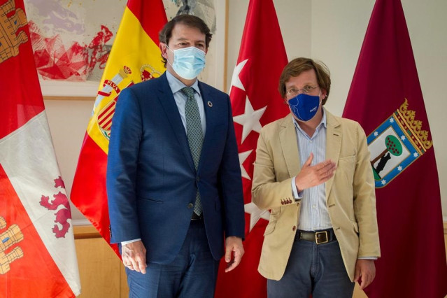 El alcalde de Madrid, José Luis Martínez-Almeida, junto al presidente de Castilla y León, Alfonso Fernández Mañueco