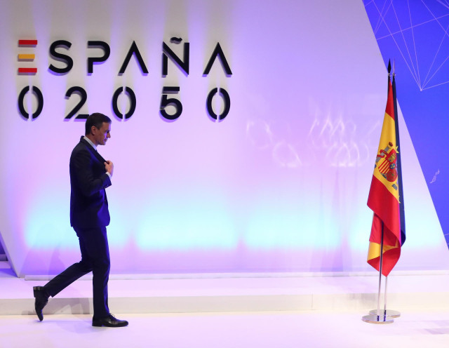 El presidente del Gobierno, Pedro Sánchez, después de intervenir en la presentación del proyecto España 2050, en el Auditorio del Museo Nacional Reina Sofía, a 20 de mayo de 2021, en Madrid (España).