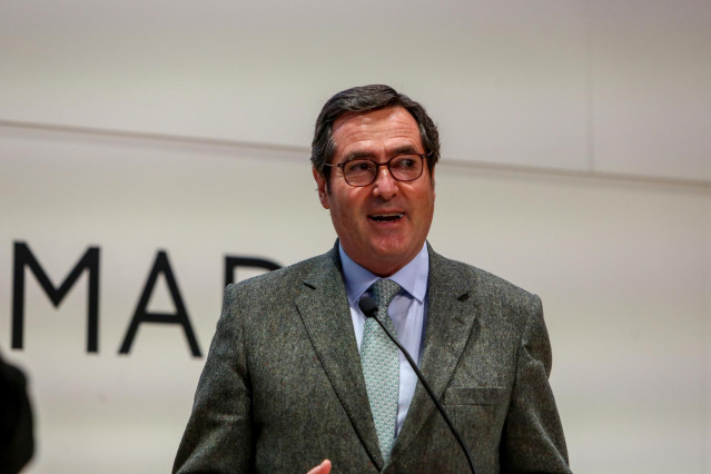 El presidente de la CEOE, Antonio Garamendi, durante el acto por el que ha recibido el Distintivo Turístico Vicente Blasco de la Confederación Española de Agencias de Viajes (CEAV), en la jornada inaugural de la Feria Internacional del Turismo (FITUR), a