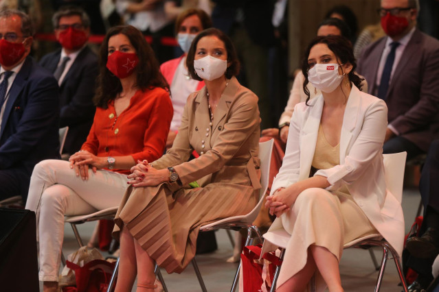 La ministra de Industria, Comercio y Turismo, Reyes Maroto; y la presidenta de la Comunidad de Madrid, Isabel Díaz Ayuso, durante los actos de celebración del Día de Madrid en Fitur