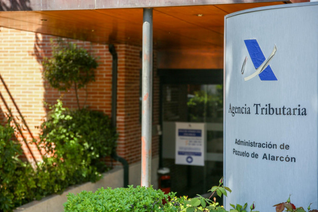Archivo - Exterior de una oficina de la Agencia Tributaria.