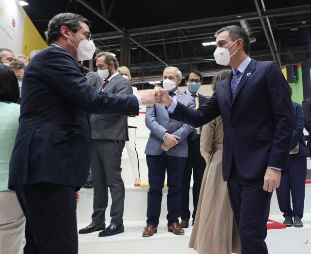 El presidente de la CEOE, Antonio Garamendi (i); saluda al presidente del Gobierno, Pedro Sánchez; durante la presentación del certificado verde digital en el stand de Turespaña en la feria internacional de turismo Fitur 2021.